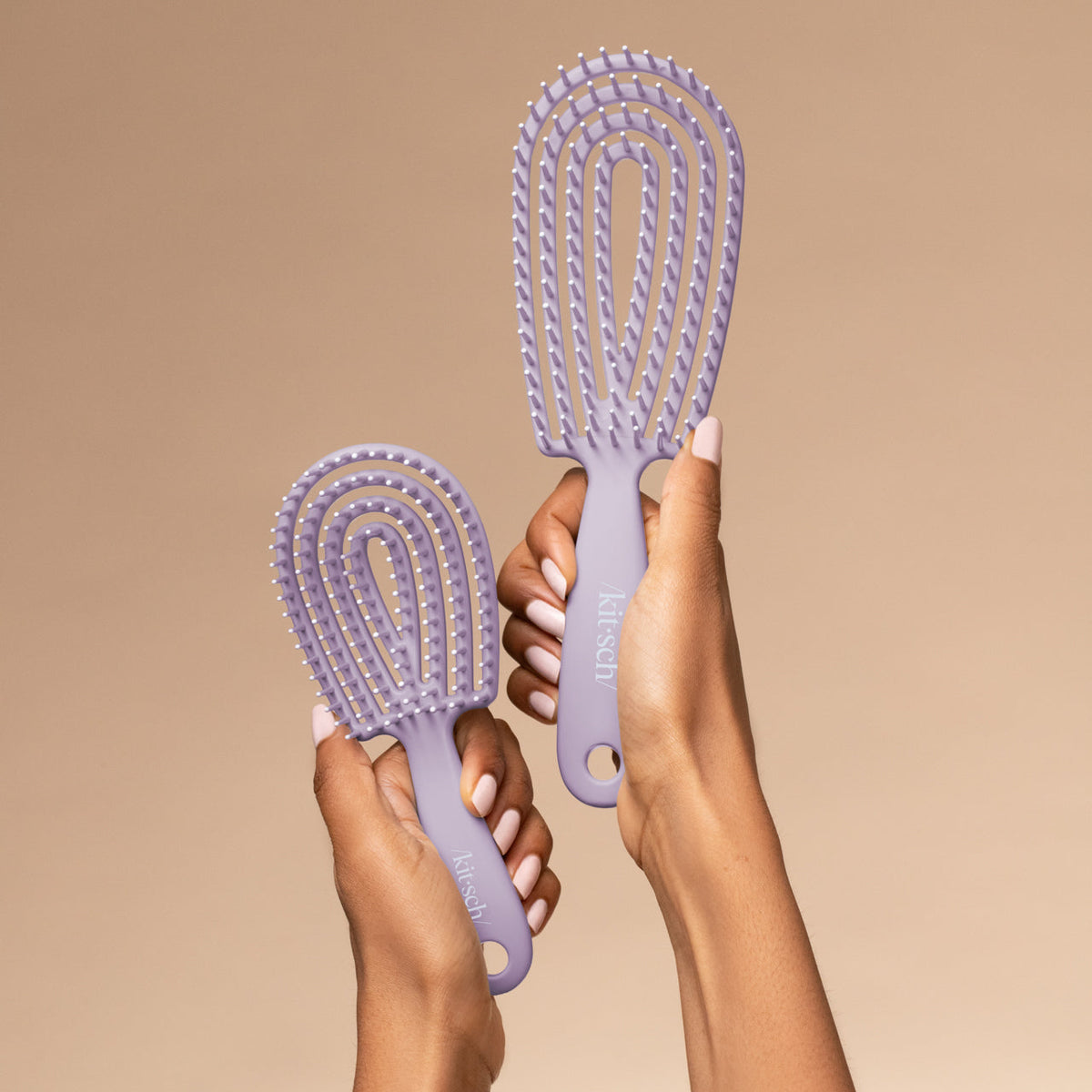 Model using the Kitsch Soft Violet Detangling Flexi Brush Mini on hair
